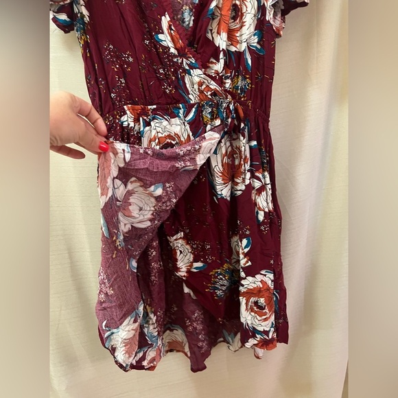 ⚪️ Band of Gypsies Elegant Burgundy Floral Wrap Mini Dress Size Large - Picture 4 of 9